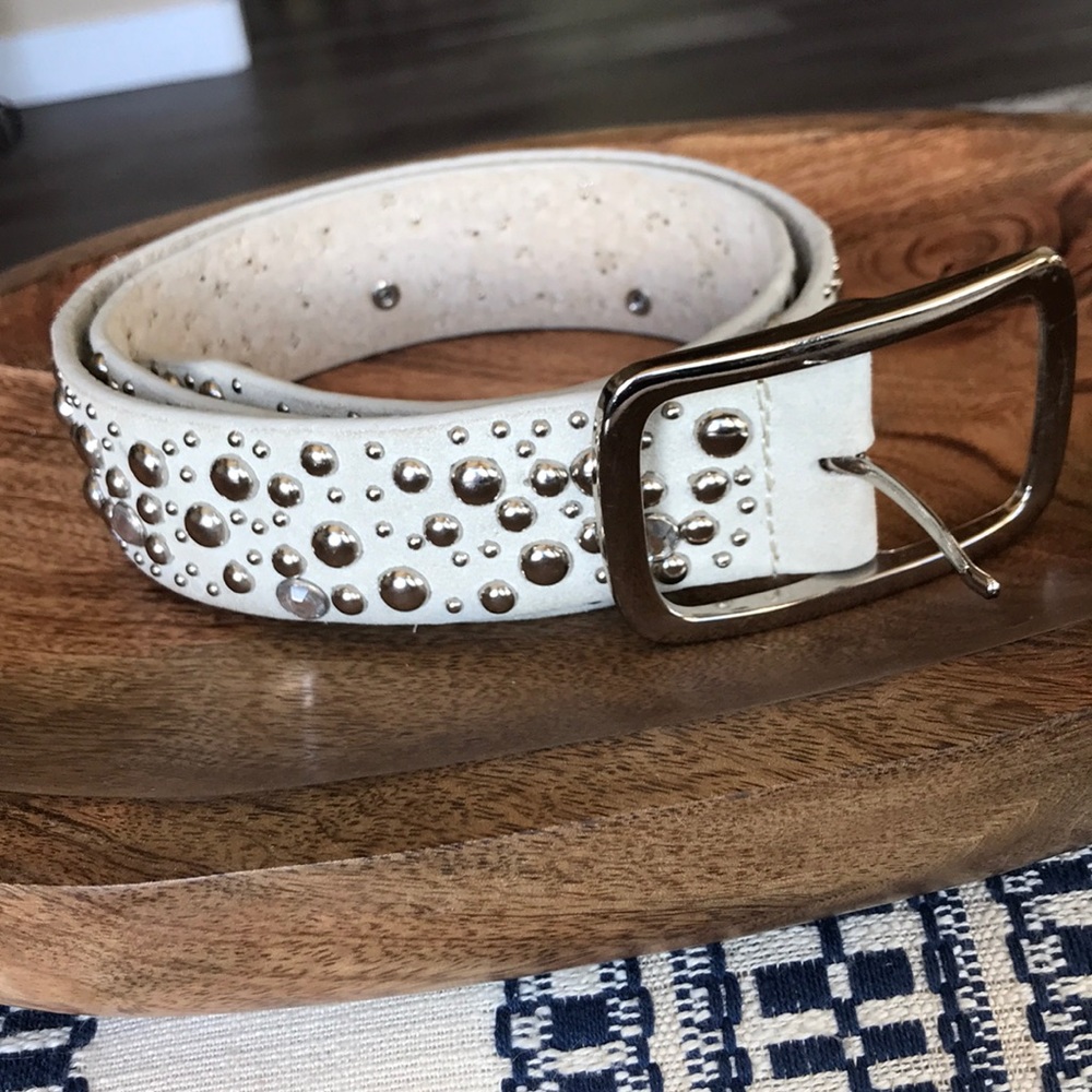Cream Genuine Leather Belt. Size Medium. EUC.